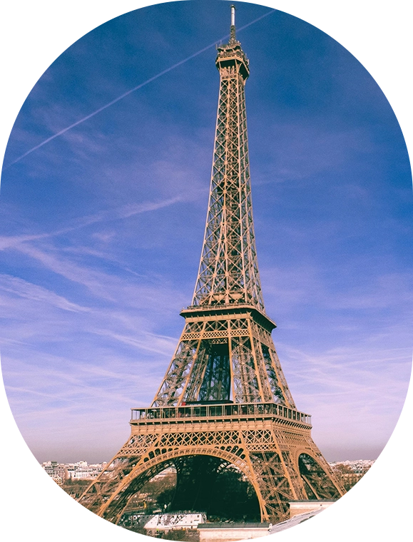 A picture of the eiffel tower in paris.