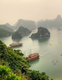 A view of some boats in the water.